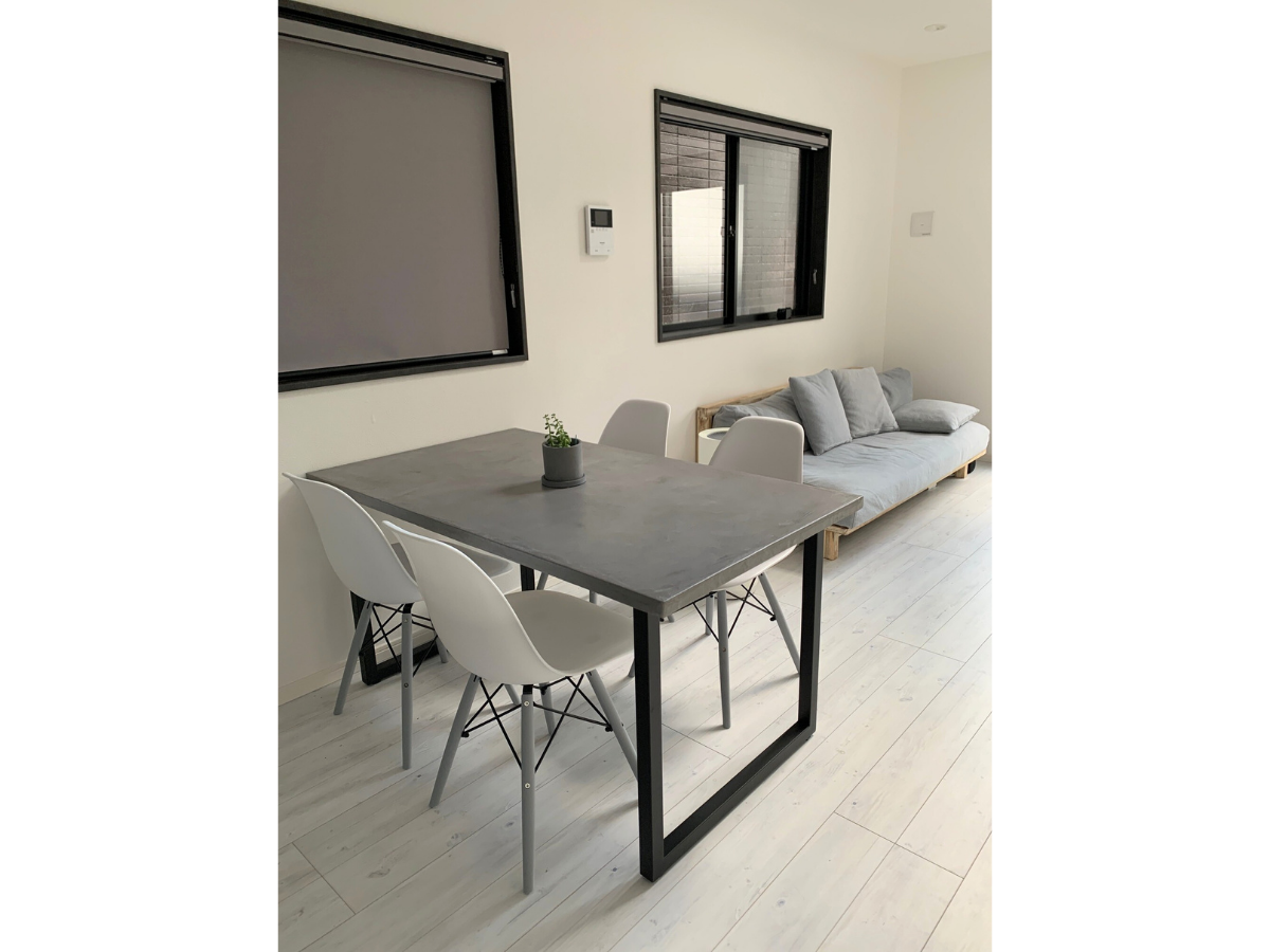 お客様提供写真:モールテックス ダイニングテーブル Light gray(ライトグレー) T1 幅140 × 奥80cm (東京都 S様)
