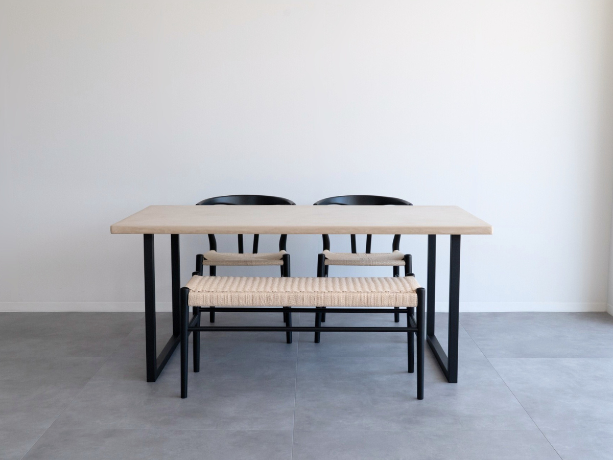 モールテックス ダイニングテーブル
Cafe latte(ベージュ) T1 幅160 × 奥85cm
リボーンチェア(ビーチ材・黒)カノコラージスツール(黒)