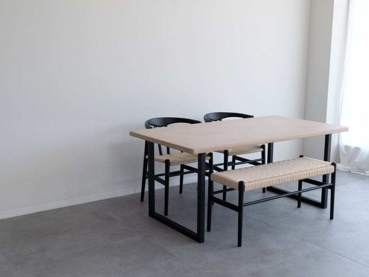 モールテックス ダイニングテーブル
Milk(ピンクベージュ) T1 幅160 × 奥85cm
リボーンチェア(ビーチ材・黒)カノコラージスツール(黒)